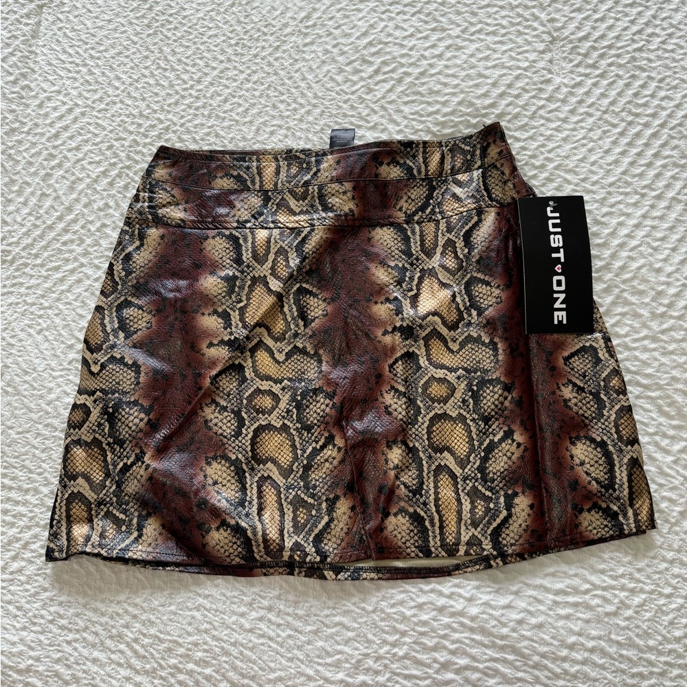 NWT Just One Snakeprint Mini Skirt Size Large